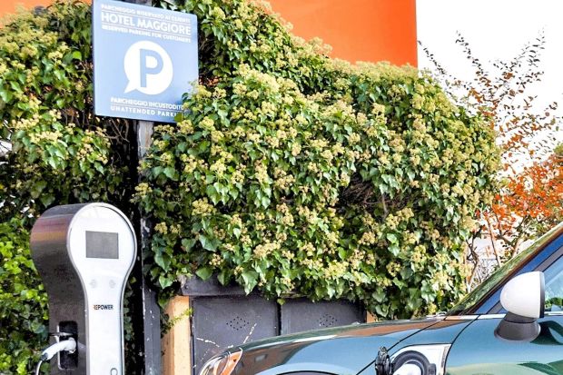 Recharge de voitures électriques à Bologne à l'hôtel Maggiore