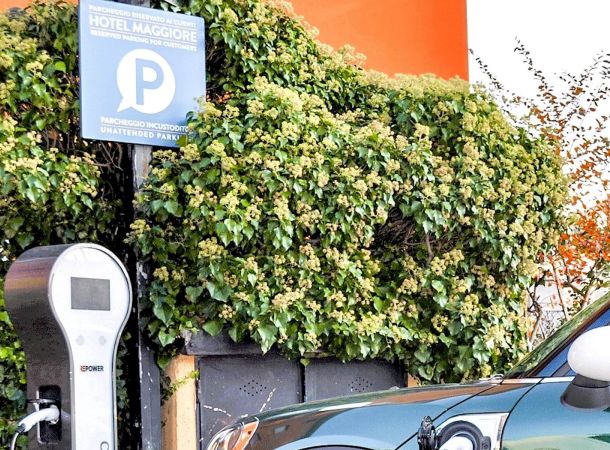 Recharge de voitures électriques à Bologne à l'hôtel Maggiore