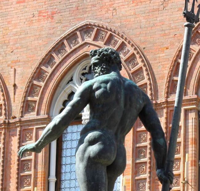 Piazza del Nettuno in Bologna, das pulsierende Herz der Innenstadt