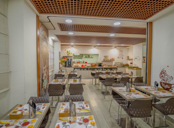 Bonjour dans la salle de petit-déjeuner de l'Hôtel Maggiore