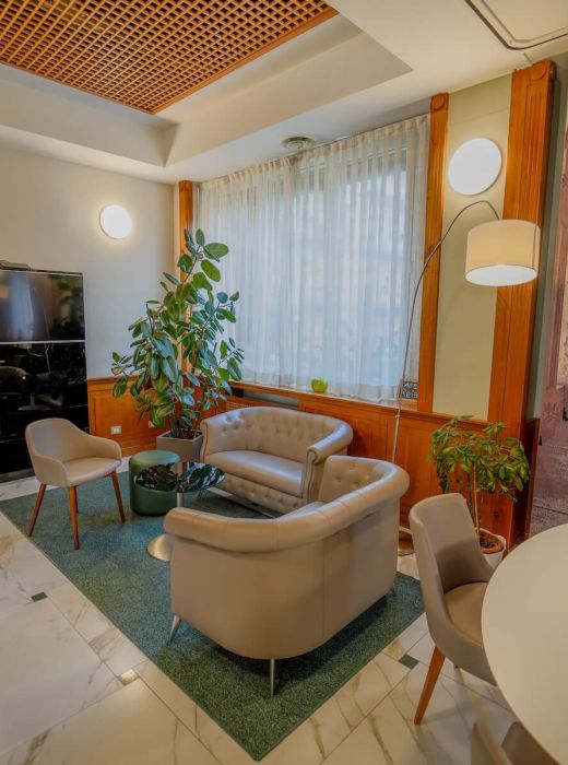 Zu den Gemeinschaftsbereichen des Hotel Maggiore Bologna gehört ein Ruheraum mit Fernseher