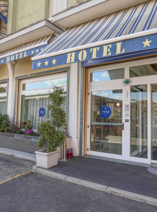 Der Haupteingang des Hotel Maggiore Bologna ist beidseitig zugänglich und bietet Parkmöglichkeiten