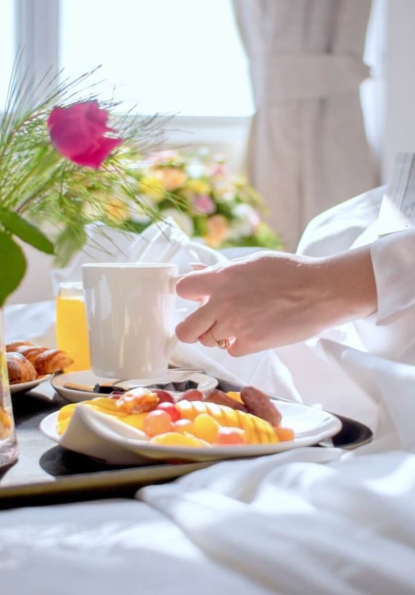 Zimmerservice, um die Lieferung Ihrer Mahlzeiten zu bestellen