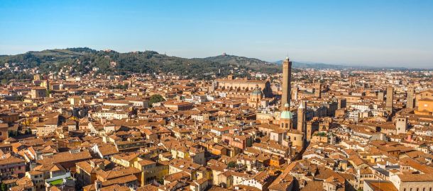 Curiosités sur les Deux Tours de Bologne, un symbole médiéval emblématique