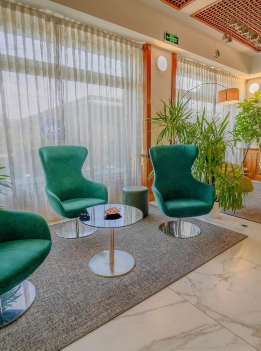Die Rezeption des Hotel Maggiore Bologna bietet bequeme Sitzgelegenheiten für die Gäste