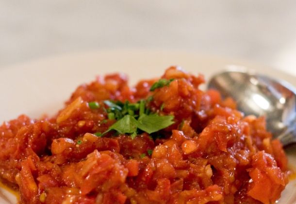 Tradizioni bolognesi a tavola: friggione e salsa verde
