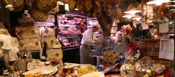 Marché quadrilatère de Bologne: noyau traditionnel artisanal