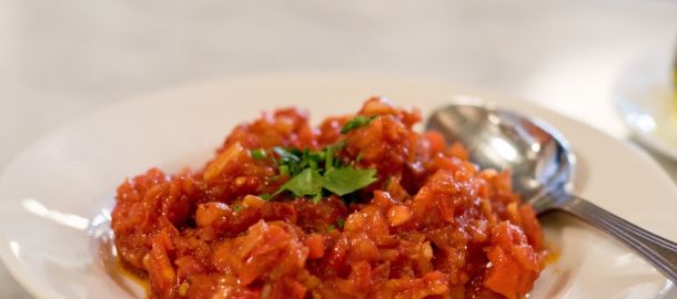 Tradizioni bolognesi a tavola: friggione e salsa verde