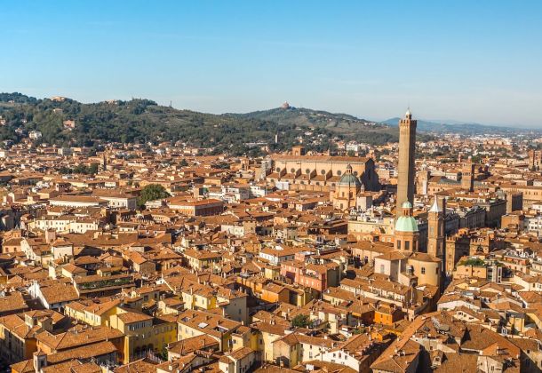 Curiosità sulle Due Torri Bologna simbolo medievale iconico