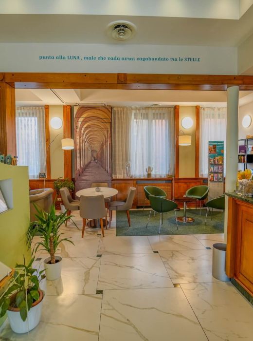 Punta alla luna, male che vada avrai vagabondato tra le stelle è la frase nella reception di Hotel Maggiore Bologna