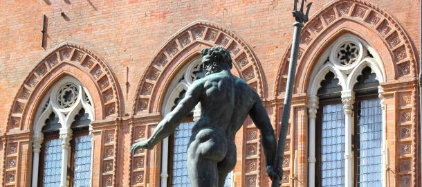 Piazza del Nettuno Bologna, beating heart of the city center