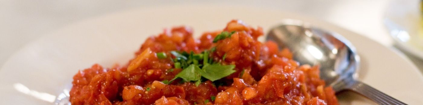 Tradizioni bolognesi a tavola: friggione e salsa verde